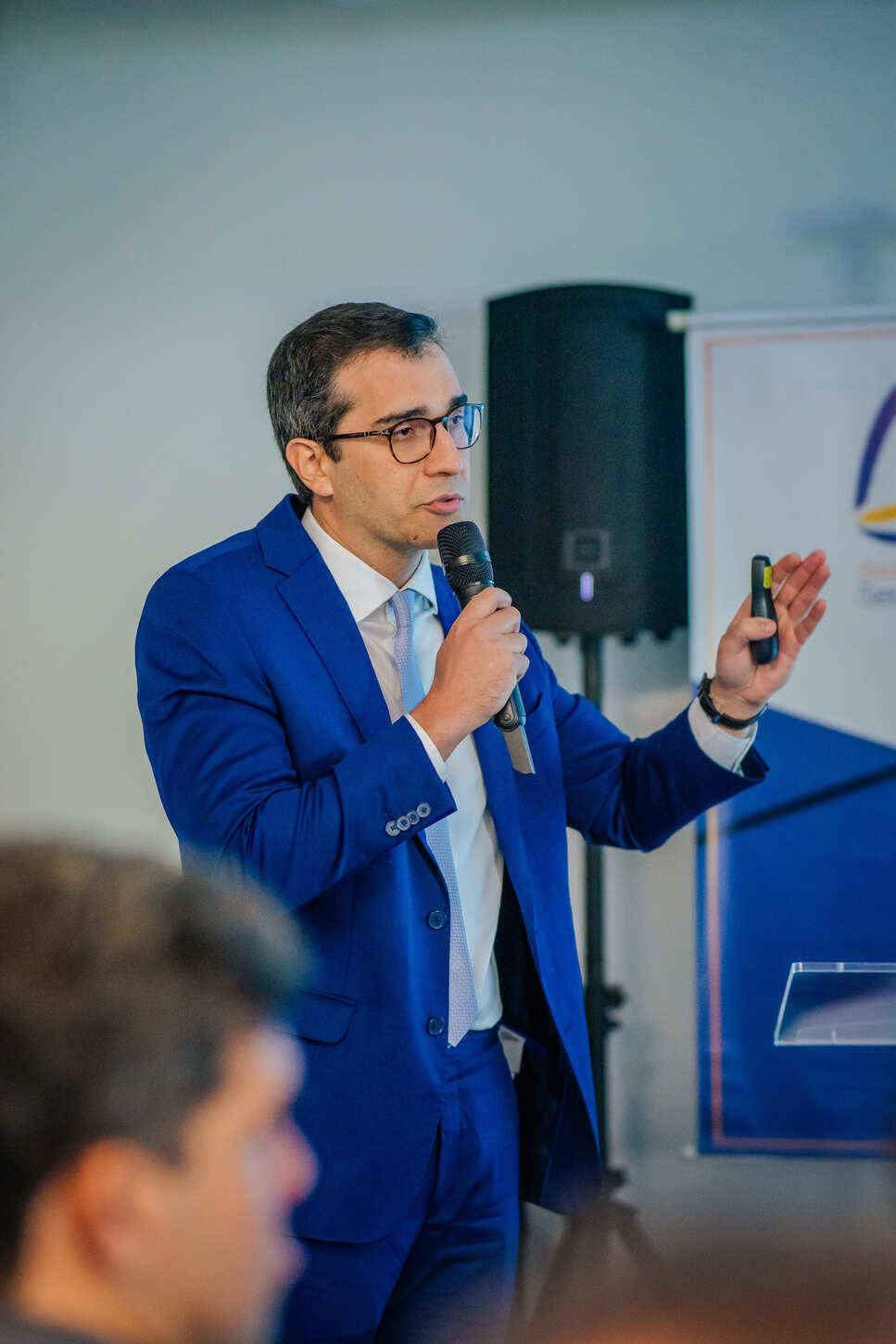 Dr. Henrique Cury Fernandes apresentando estudo em congresso médico